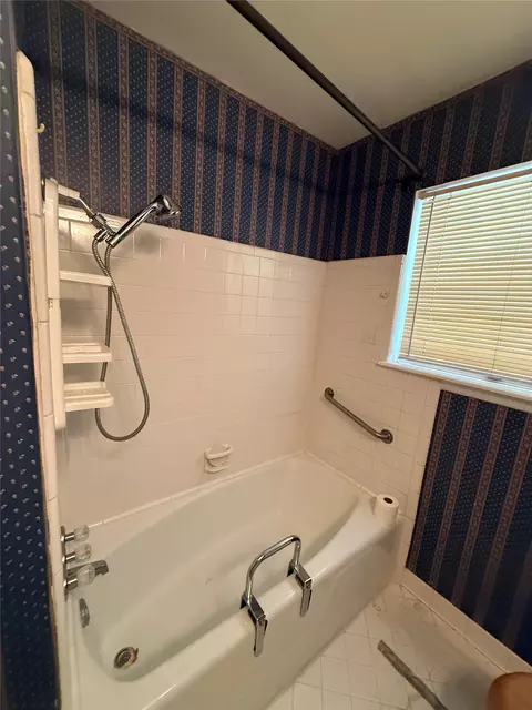 Bath - 10161 E 23rd St, Tulsa, OK 74129 photo 3 of 5