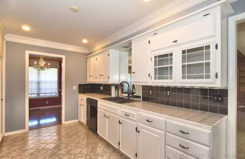 Kitchen - 5736 E 63rd Pl, Tulsa, OK 74136 photo 2 of 3