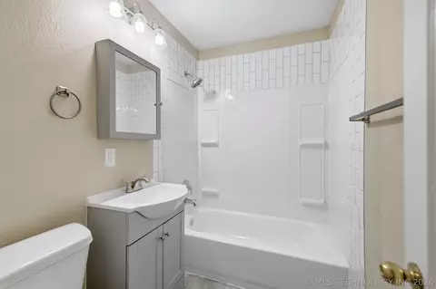 Bath - 5951 E King Pl, Tulsa, OK 74115 photo 1 of 1