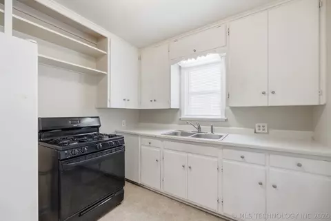 Kitchen - 5951 E King Pl, Tulsa, OK 74115 photo 2 of 3