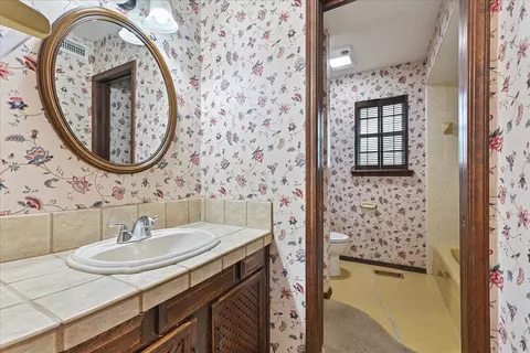 Bath - 6915 E 78th Pl, Tulsa, OK 74133 photo 3 of 6