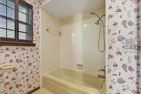 Bath - 6915 E 78th Pl, Tulsa, OK 74133 photo 2 of 6