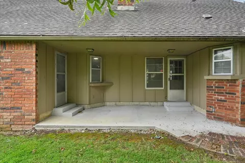 Exterior - 6915 E 78th Pl, Tulsa, OK 74133 photo 4 of 6
