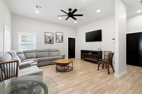 Living - 420942 E 1168 Rd, Eufaula, OK 74432 photo 4 of 4