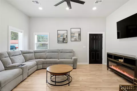 Living - 420942 E 1168 Rd, Eufaula, OK 74432 photo 1 of 4