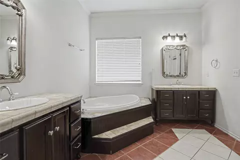 Bath - 7136 E 82nd St, Tulsa, OK 74133 photo 2 of 4