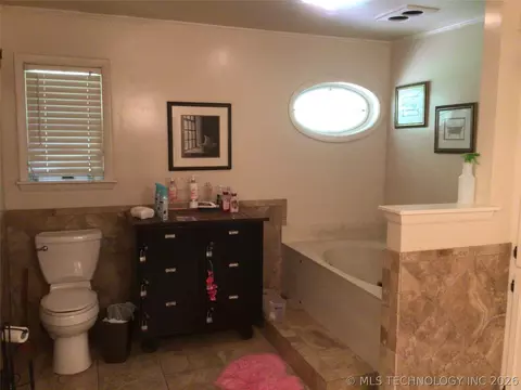 Bath - 508 SE 17th St, Pryor, OK 74361 photo 4 of 7
