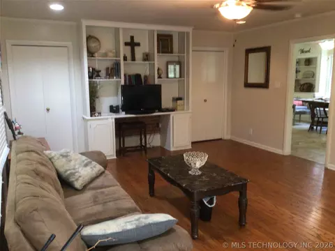 Living - 508 SE 17th St, Pryor, OK 74361 photo 4 of 5