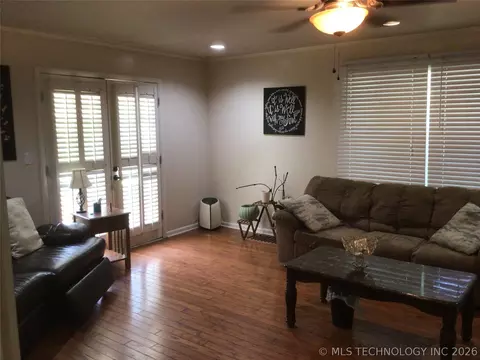Living - 508 SE 17th St, Pryor, OK 74361 photo 3 of 5