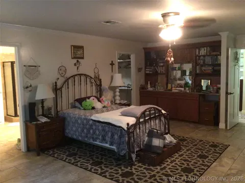 Bedroom - 508 SE 17th St, Pryor, OK 74361 photo 2 of 6