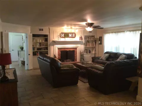 Living - 508 SE 17th St, Pryor, OK 74361 photo 2 of 5