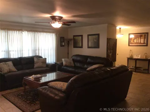 Living - 508 SE 17th St, Pryor, OK 74361 photo 1 of 5