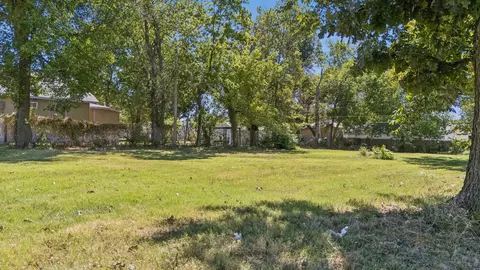 2122 E Pine St, Tulsa, OK 74110 photo 2