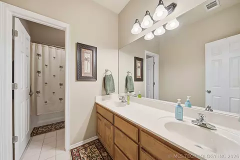 Bath - 7407 E Galveston Pl, Broken Arrow, OK 74014 photo 2 of 3