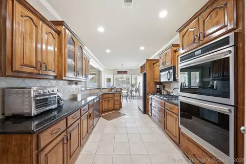 Kitchen - 7407 E Galveston Pl, Broken Arrow, OK 74014 photo 4 of 4