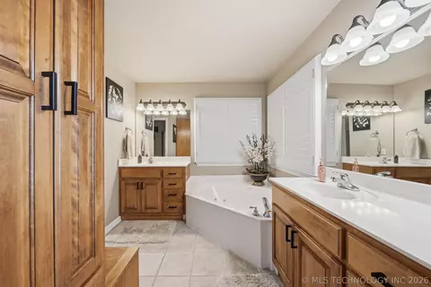 Bath - 7407 E Galveston Pl, Broken Arrow, OK 74014 photo 1 of 3