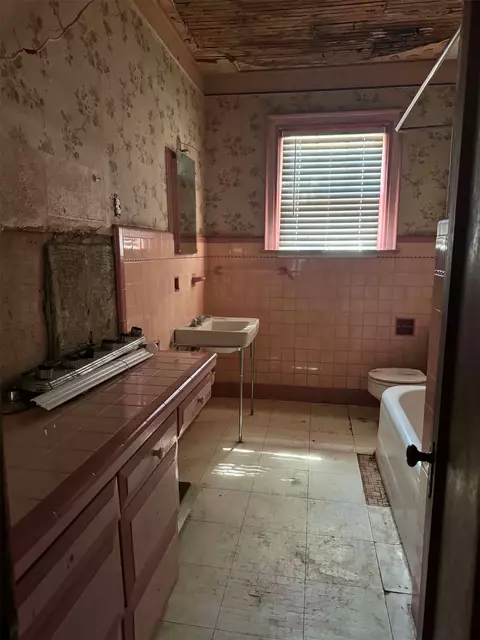 Bath - 400 E Osage Ave, Mcalester, OK 74501 photo 4 of 4