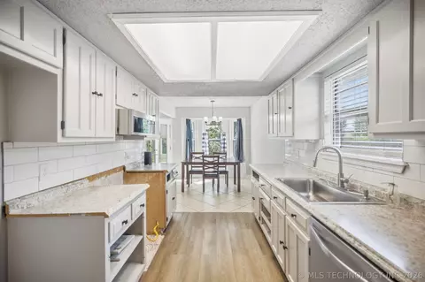 Kitchen - 2505 E Queens St, Broken Arrow, OK 74014 photo 1 of 2