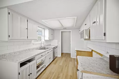 Kitchen - 2505 E Queens St, Broken Arrow, OK 74014 photo 2 of 2