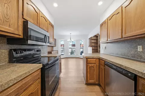 Kitchen - 3903 S Walnut Pl, Broken Arrow, OK 74011 photo 2 of 4