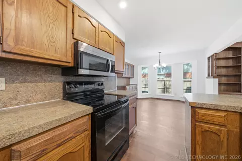 Kitchen - 3903 S Walnut Pl, Broken Arrow, OK 74011 photo 3 of 4