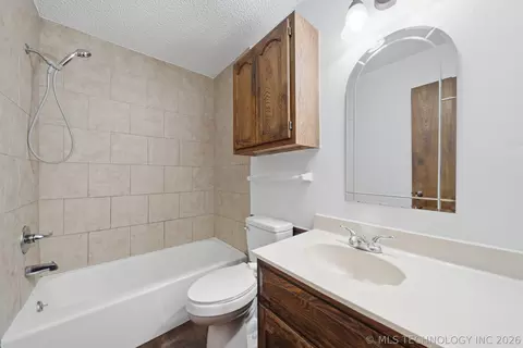 Bath - 3903 S Walnut Pl, Broken Arrow, OK 74011 photo 2 of 2