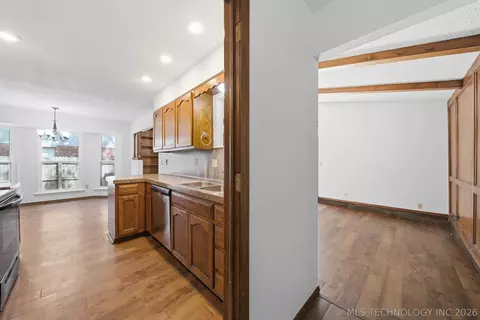 Entry Way - 3903 S Walnut Pl, Broken Arrow, OK 74011 photo 2 of 3