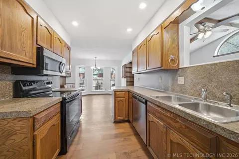 Kitchen - 3903 S Walnut Pl, Broken Arrow, OK 74011 photo 1 of 4