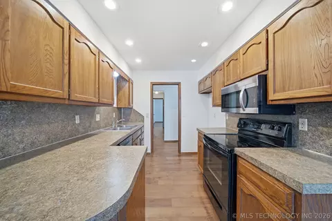 Kitchen - 3903 S Walnut Pl, Broken Arrow, OK 74011 photo 4 of 4