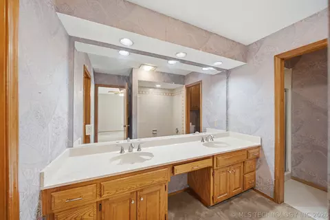 Bath - 6206 E 78th St, Tulsa, OK 74136 photo 4 of 5