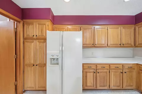Kitchen - 6206 E 78th St, Tulsa, OK 74136 photo 5 of 5
