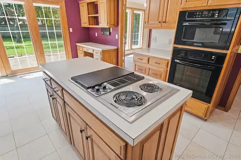 Kitchen - 6206 E 78th St, Tulsa, OK 74136 photo 4 of 5