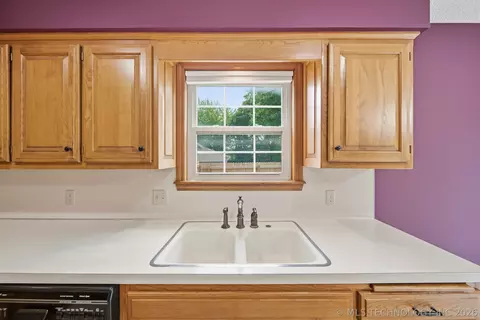 Kitchen - 6206 E 78th St, Tulsa, OK 74136 photo 2 of 5
