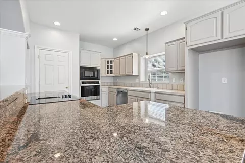 Kitchen - 9822 E 83rd Pl, Tulsa, OK 74133 photo 2 of 4