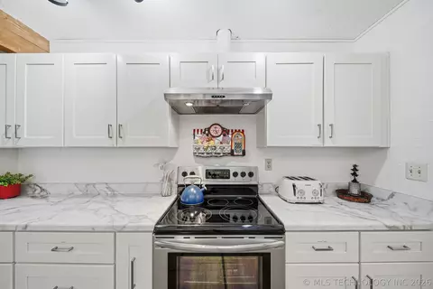 Kitchen - 161 E K Pl, Jenks, OK 74037 photo 4 of 5