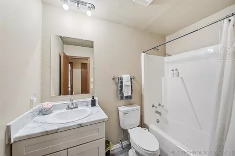 Bath - 161 E K Pl, Jenks, OK 74037 photo 3 of 5