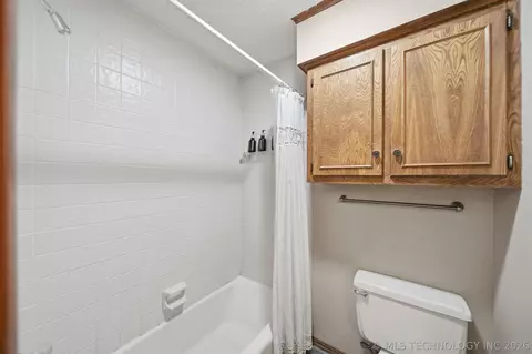 Bath - 161 E K Pl, Jenks, OK 74037 photo 2 of 5