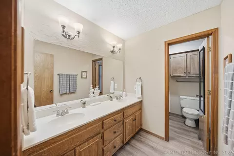 Bath - 161 E K Pl, Jenks, OK 74037 photo 1 of 5