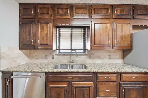Kitchen - 5811 E 61st Pl, Tulsa, OK 74136 photo 3 of 3