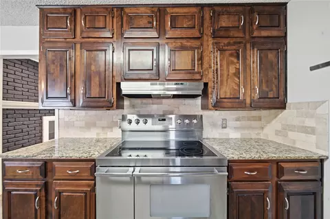 Kitchen - 5811 E 61st Pl, Tulsa, OK 74136 photo 2 of 3