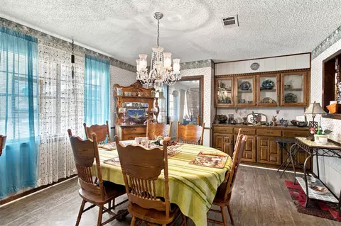 Dining - 226 Cordell, Colbert, OK 74733 photo 3 of 4