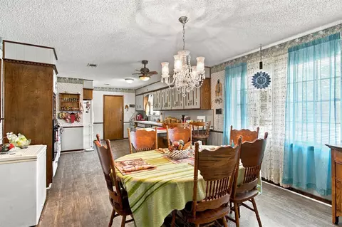 Dining - 226 Cordell, Colbert, OK 74733 photo 4 of 4