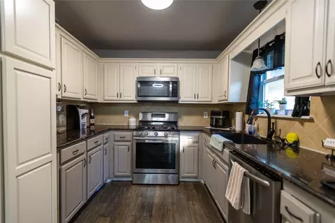 Kitchen - 1146 E 137th St E, Glenpool, OK 74033 photo 1 of 2