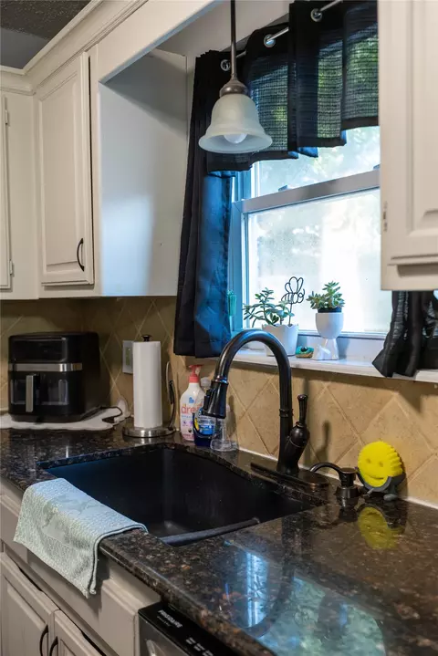 Kitchen - 1146 E 137th St E, Glenpool, OK 74033 photo 2 of 2