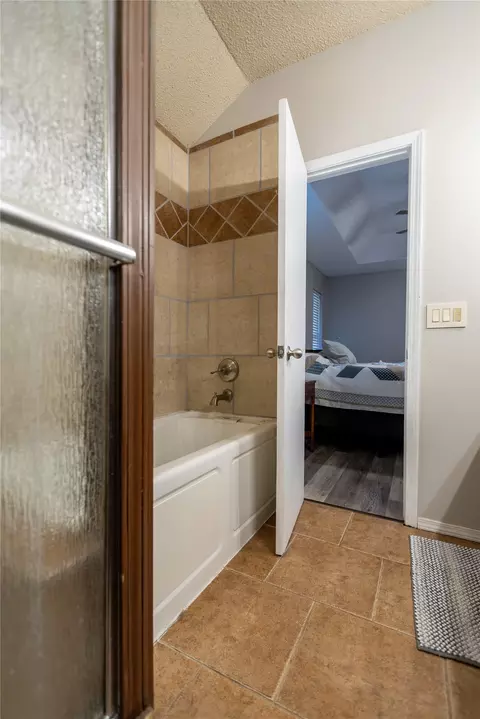 Bath - 1146 E 137th St E, Glenpool, OK 74033 photo 2 of 4