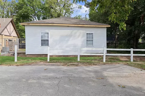 Exterior - 208 E 3rd St, Skiatook, OK 74070 photo 1 of 5