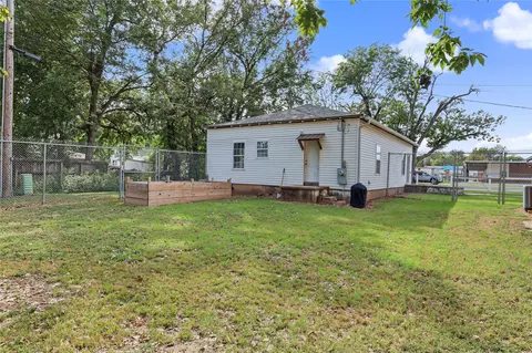 Exterior - 208 E 3rd St, Skiatook, OK 74070 photo 4 of 5