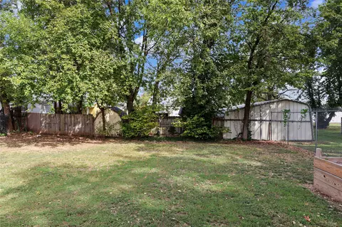 Exterior - 208 E 3rd St, Skiatook, OK 74070 photo 2 of 5
