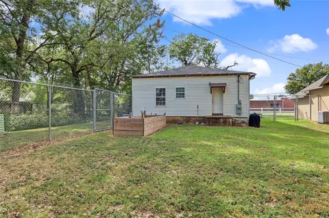 Exterior - 208 E 3rd St, Skiatook, OK 74070 photo 5 of 5