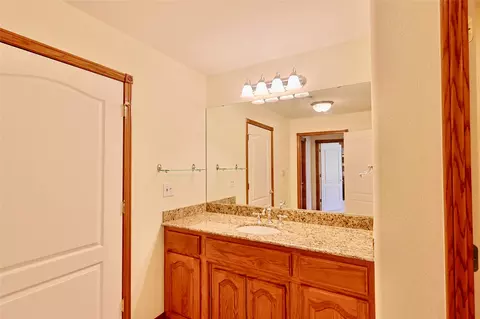 Bath - 25 E Shoreline Dr, Eufaula, OK 74432 photo 6 of 13